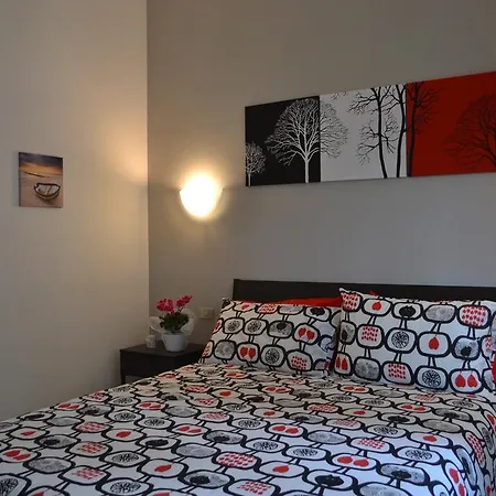 White & Grey House Daire Roma